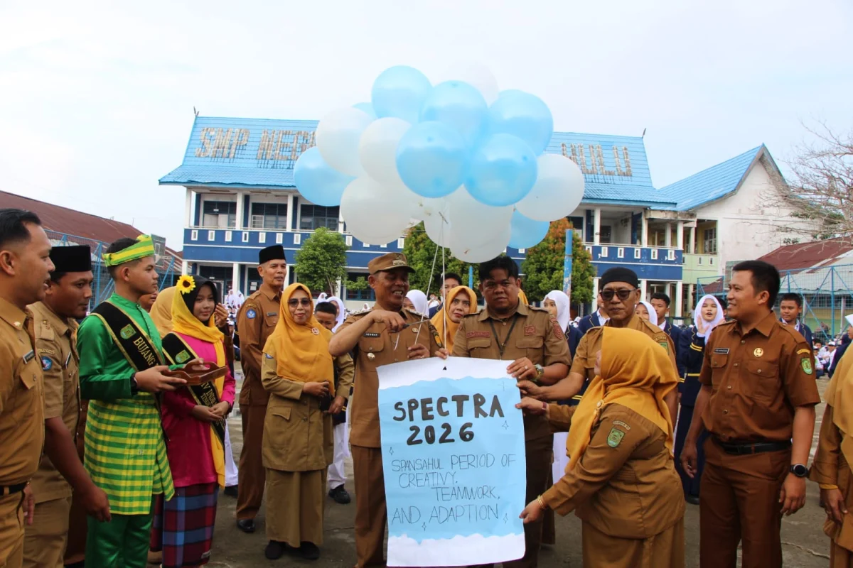 Sambut Tahun Ajaran Baru, Sekdis Pendidikan Inhil Dampingi Bupati Buka MPLS di SMPN 1 Tembilahan Hulu